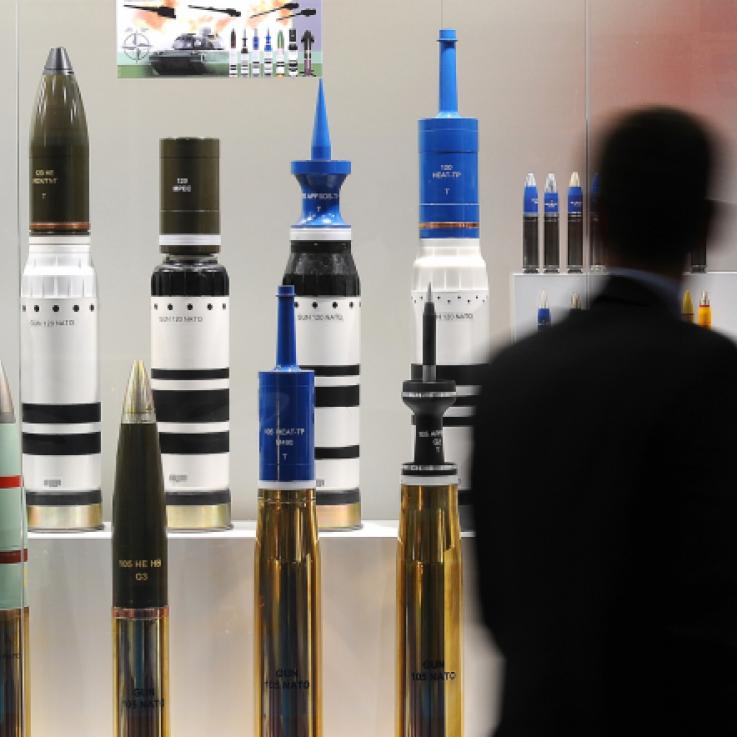 Un hombre mira una gran variedad de misiles en la feria de armas DSEI.